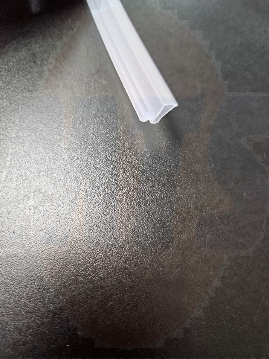 Ideal Standard Shower LV81667 Synergy pivot door closed side seal